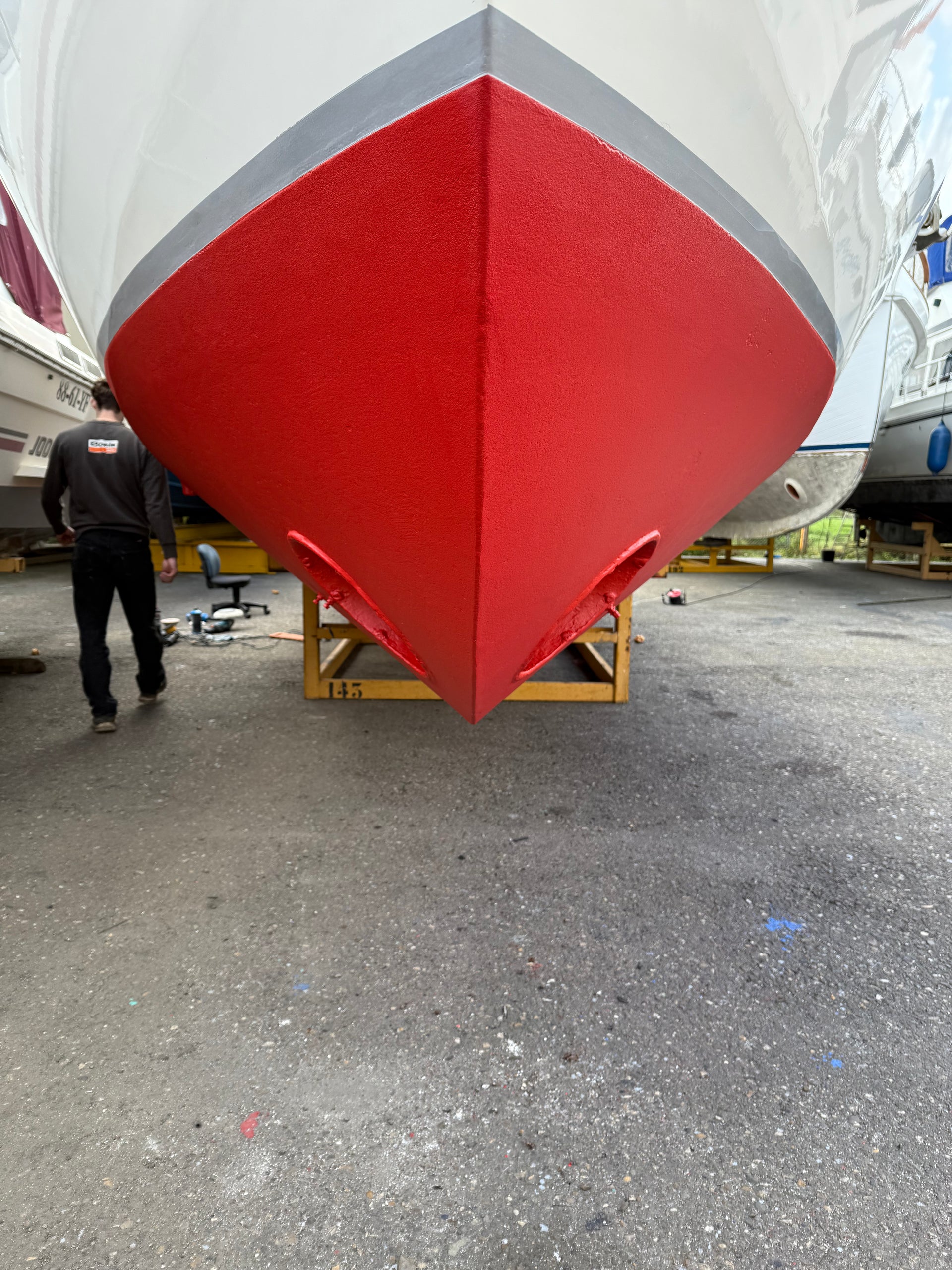 Boot met nieuwe rode antifouling en glanzende romp – YachtMates