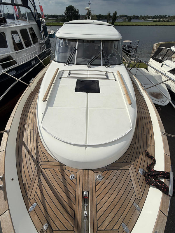 Schoon dek van een motorjacht