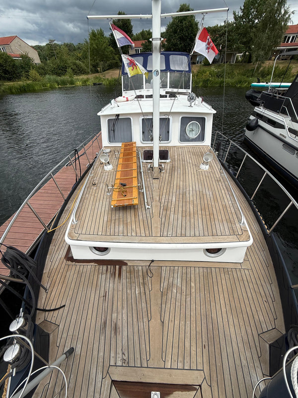 Schoon dek van een motorjacht