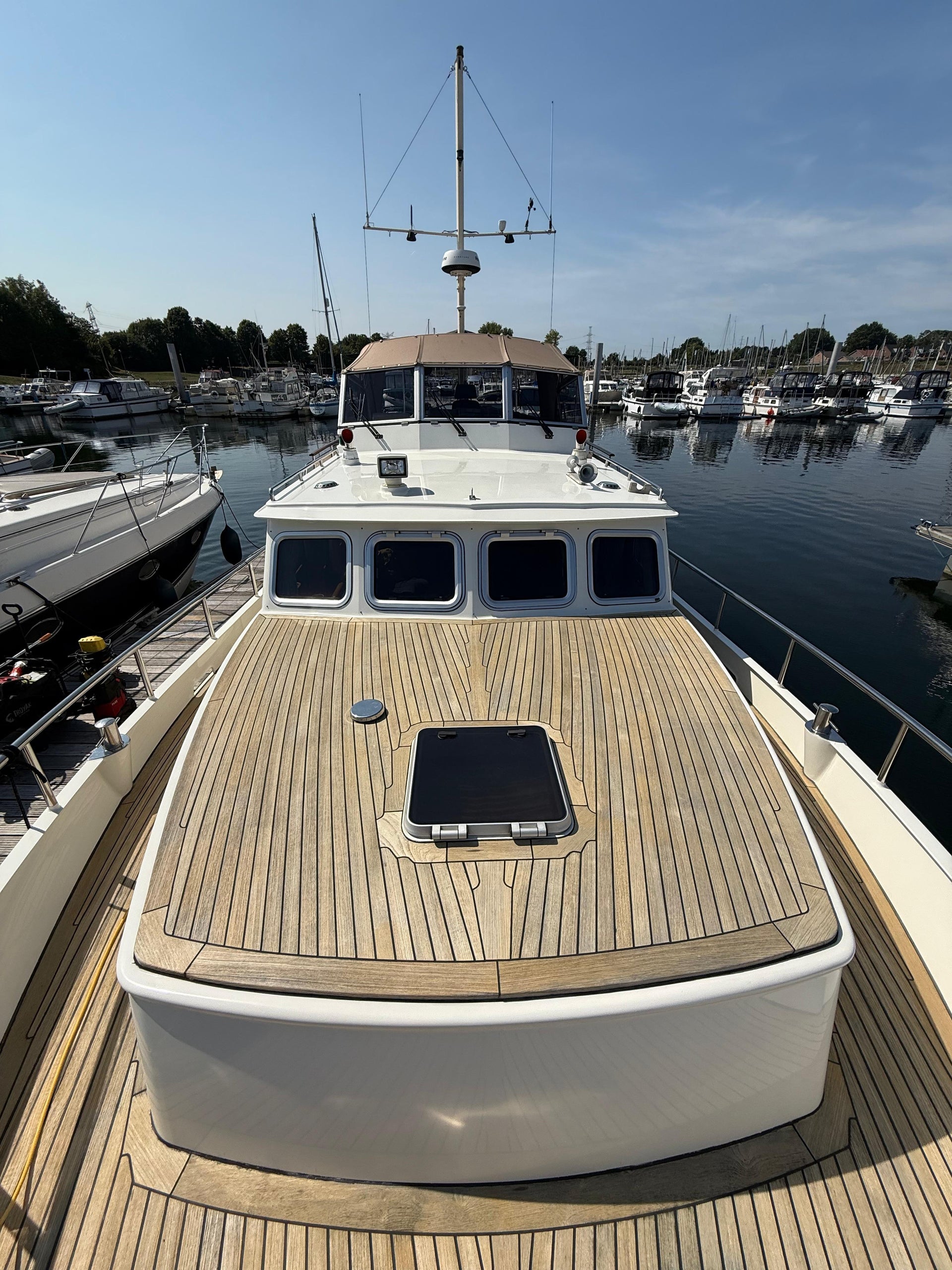 Schoon dek van een motorjacht