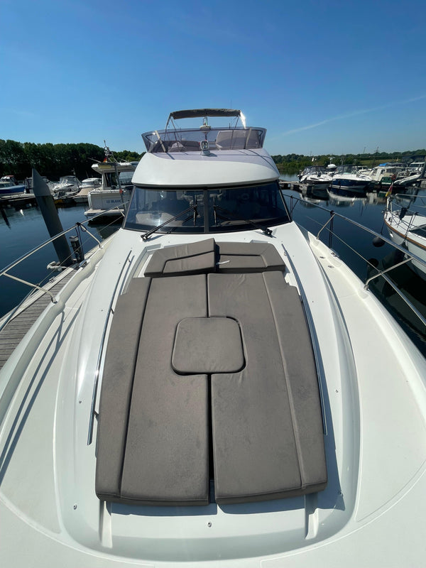 Schoon dek van een motorjacht