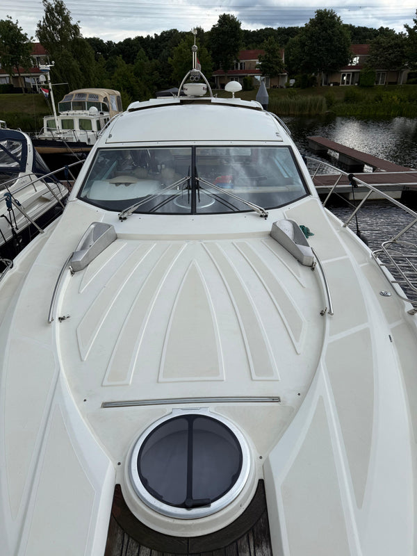 Schoon dek van een motorjacht