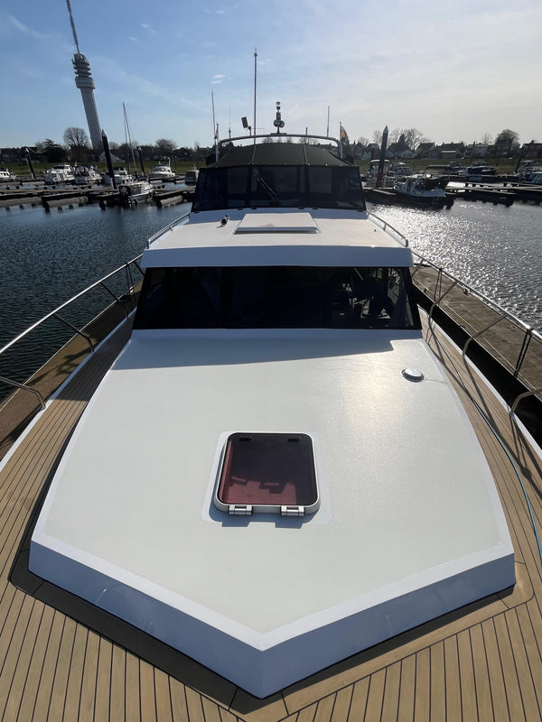 Schoon dek van een motorjacht