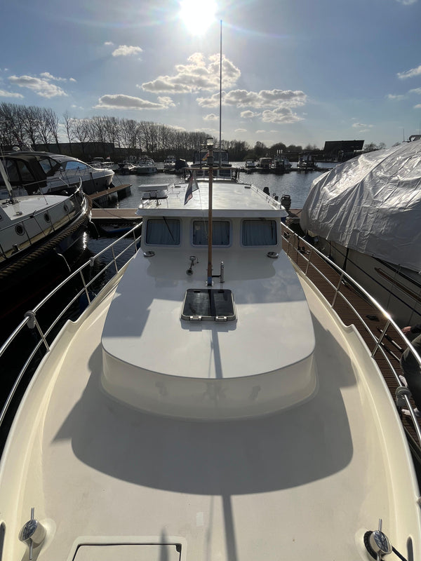 Schoon dek van een motorjacht