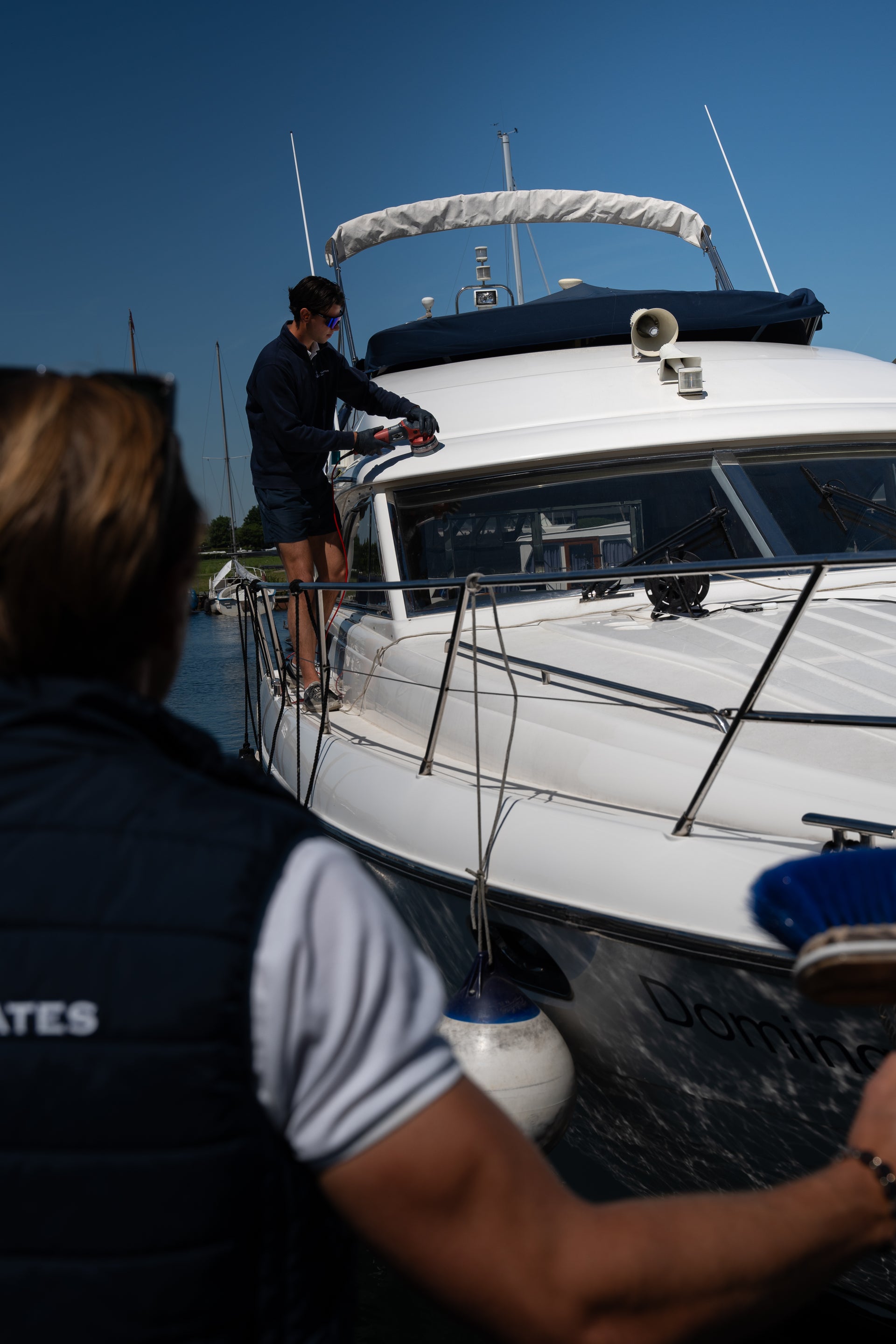 YachtMates team reinigt en polijst motorjacht