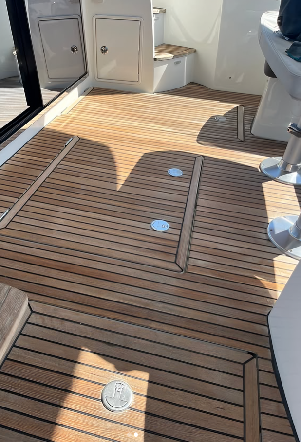 Schoon en strak teakdek van boot na professionele reiniging – YachtMates Limburg