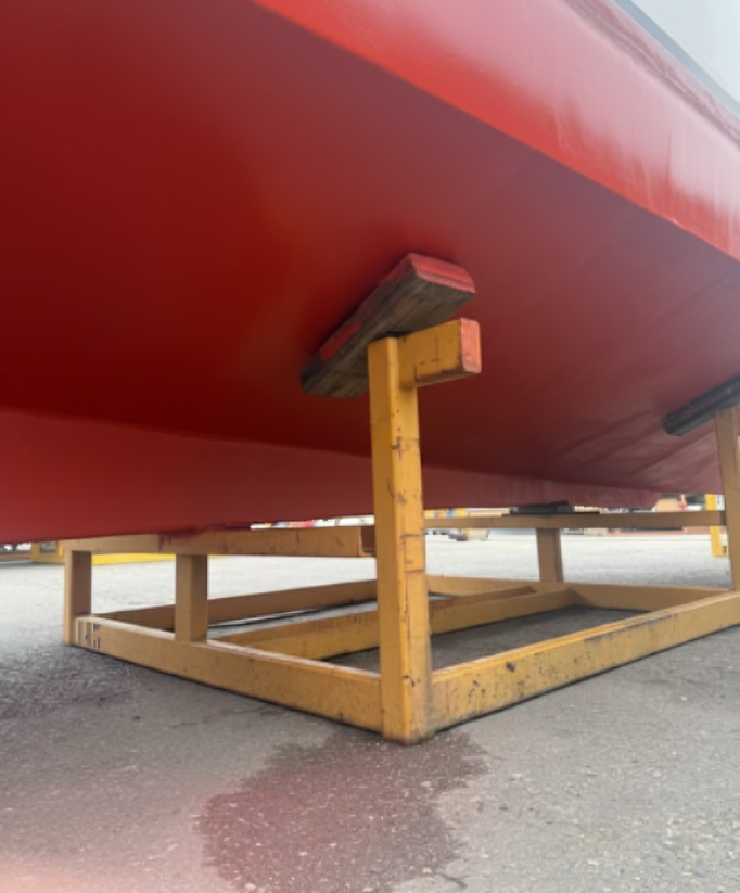 Onderzijde boot met nieuwe rode antifouling – YachtMates Limburg 