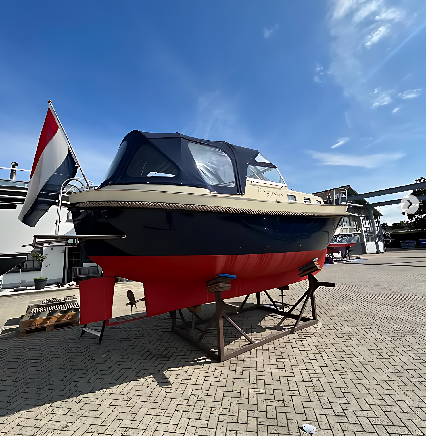 Boot op bok met nieuwe rode antifouling – YachtMates bootonderhoud Limburg specialist